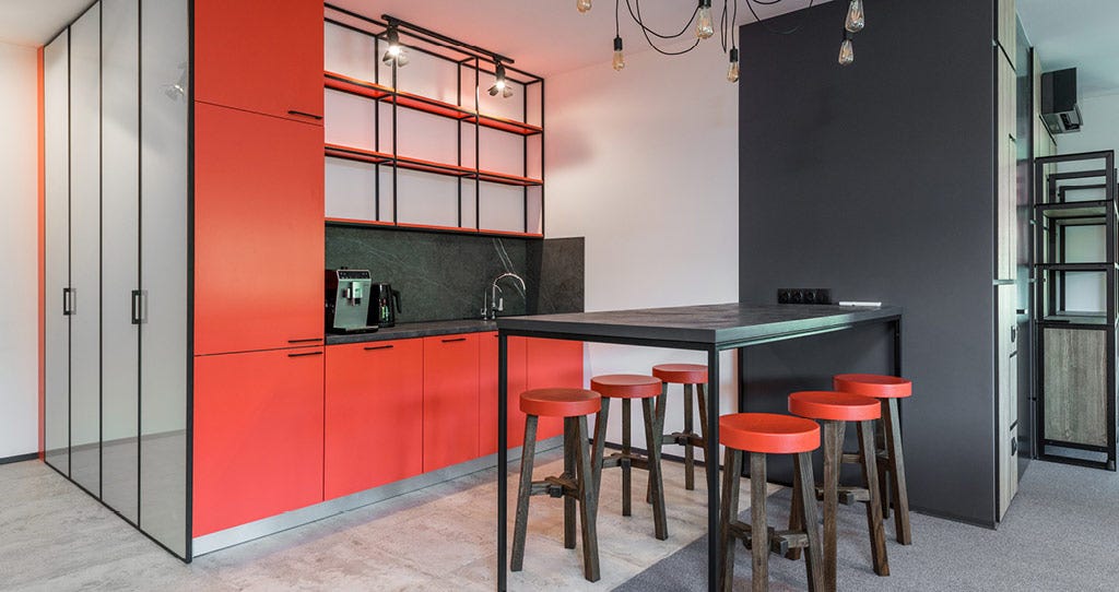 Bild von einer modernen Küche in knalligem Rot