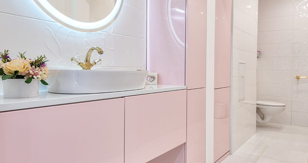 Bild von einem modernen Badezimmer in knalligem Pink